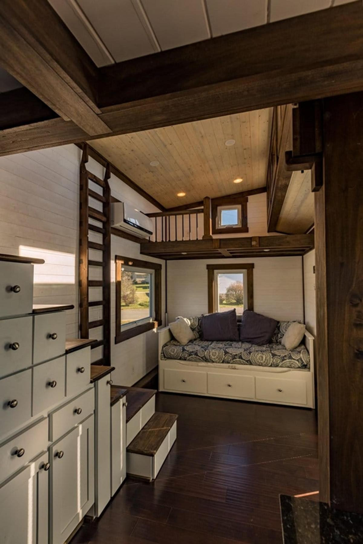 Cầu thang, giường ngủ đều được tích hợp thêm không gian lưu trữ, giúp ngôi nhà thêm gọn gàng.