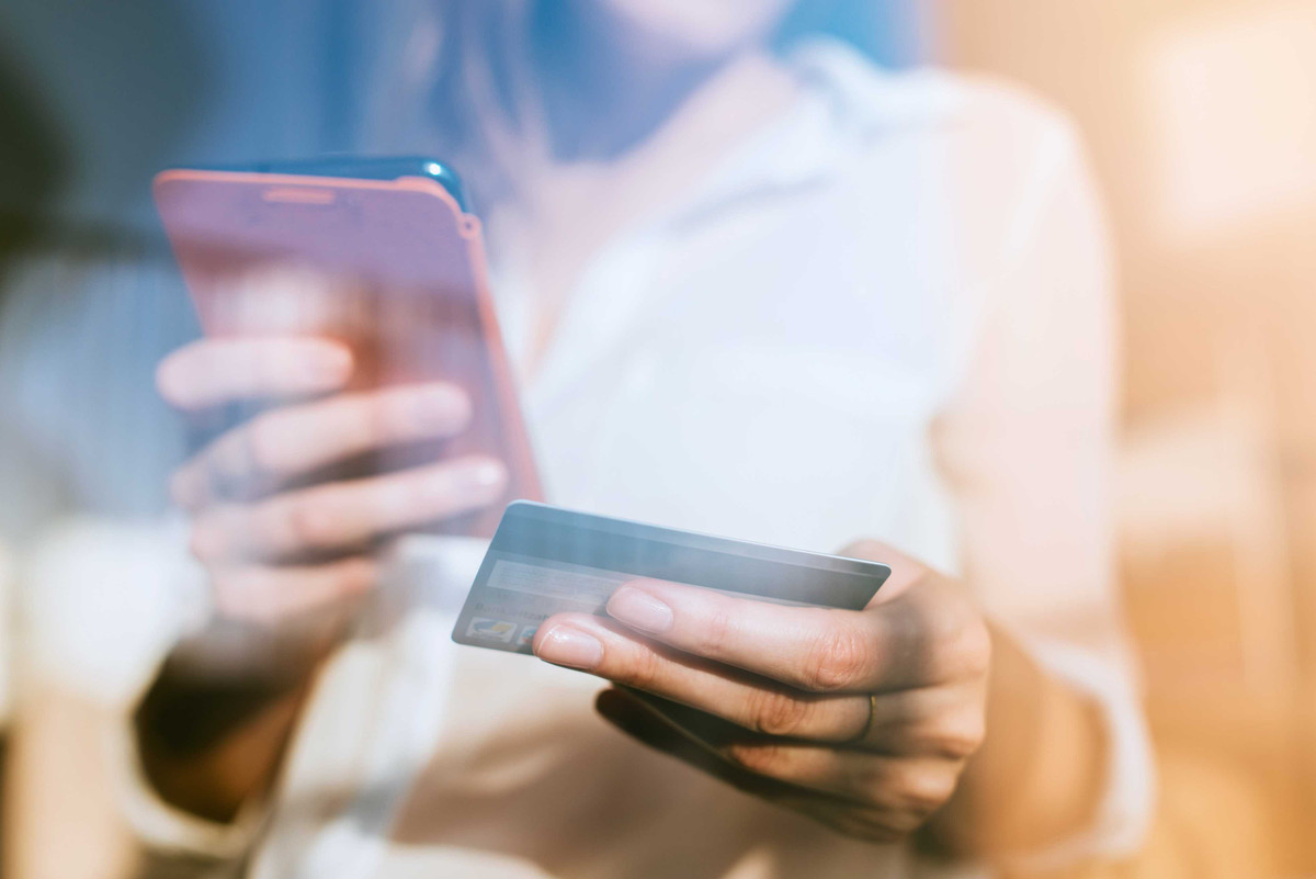 Khi bạn cảm thấy nghi ngờ, hãy chủ động gọi cho tổ chức phát hành thẻ. Hãy nhớ guyên tắc là nếu không chắc chắn về nguồn gốc của các cuộc gọi, tin nhắn, bạn không bao giờ được cung cấp thông tin cá nhân.