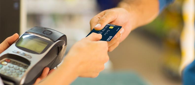 Cho người khác mượn/sử dụng thẻ tín dụng là một trong những thói quen khiến cho nhiều người lâm vào tình cảnh khó xử.