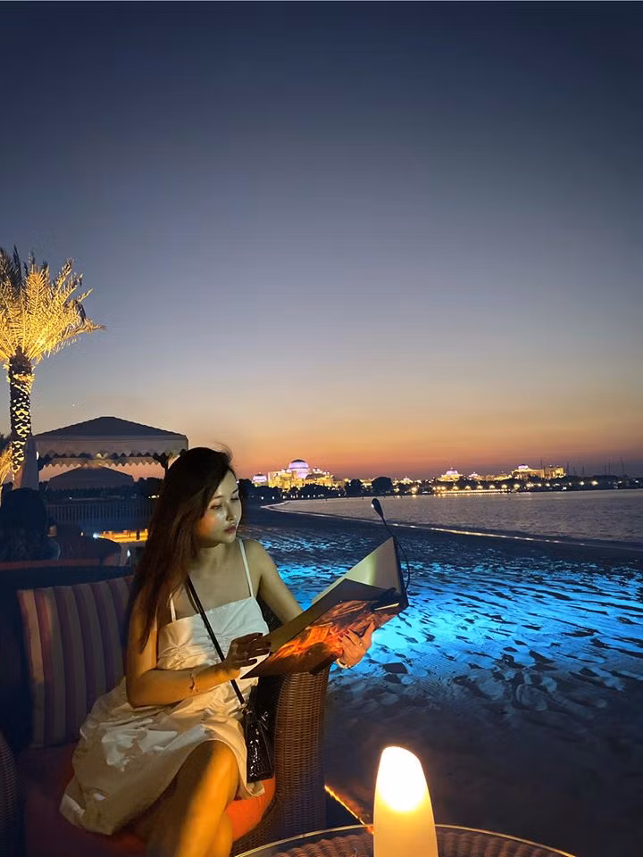 Đầu tháng 11, sau khi kết thúc những ngày ở Singapore, đại gia Minh Nhựa đưa vợ sang Dubai và Abu Dhabi - xứ sở xa hoa nổi tiếng ở các tiểu vương quốc Ả Rập. Ảnh: FB Nga Pham.