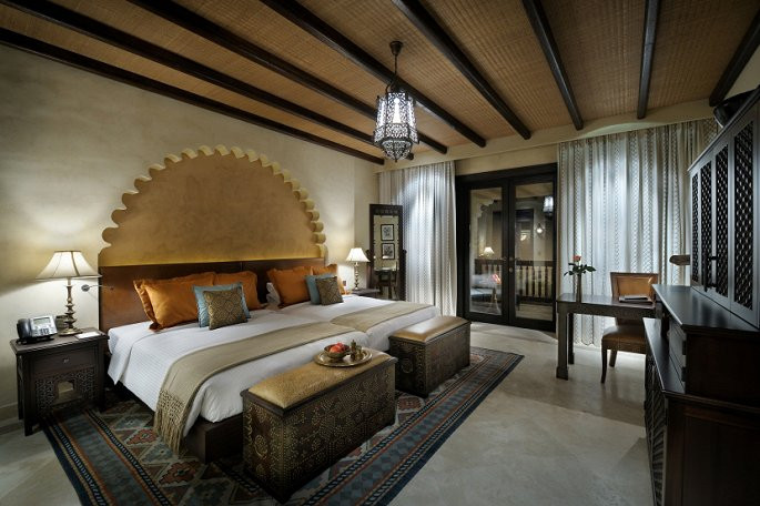 Các phòng đều có cửa kính lớn và ban công nhìn ra sa mạc. Ảnh: CNN.