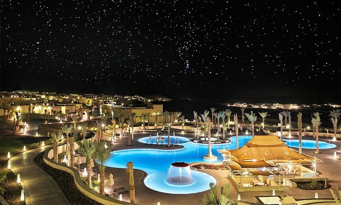 Bất chấp thời tiết khắc nghiệt như bão cát giữa sa mạc, resort Qasr Al Sarab vẫn đẹp không tì vết. Ảnh: CNN.