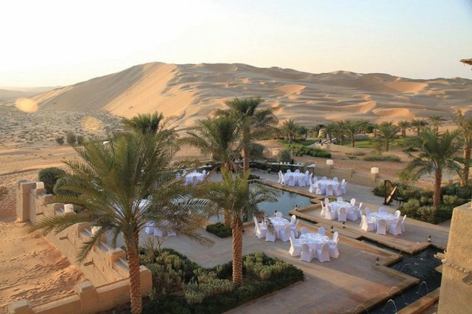 Xen kẽ giữa các lối đi trong khu nghỉ dưỡng là bể bơi được bao quanh bởi hàng cọ giống như một ốc đảo. Ảnh: Worldtravellermagazine.