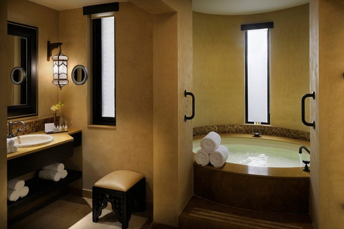 Nằm giữa sa mạc nhưng khu resort vẫn cung cấp đầy đủ các tiện ích như spa, nhà hàng, gym...Ảnh: CNN.