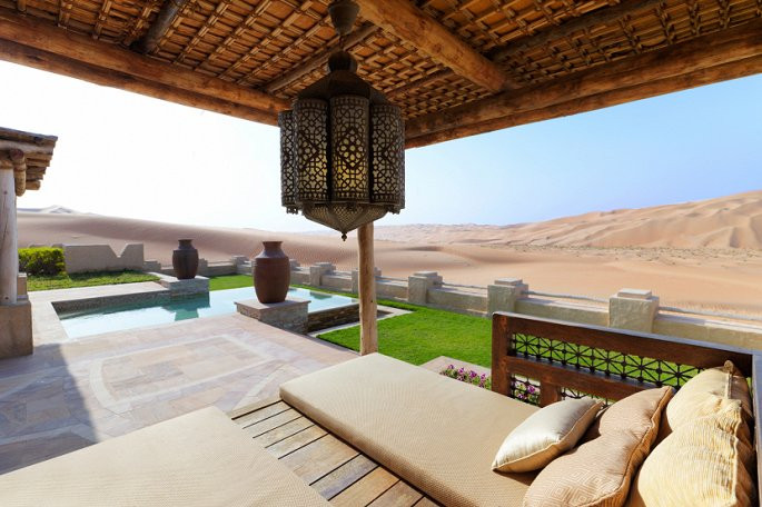 Ngoài ra, Qasr Al Sarab còn có sân tennis, tổ chức hoạt động cưỡi ngựa, bắn cung, đạp xe leo núi...