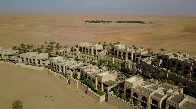 Mở cửa đón khách từ năm 2009, Qasr Al Sarab có tổng cộng 140 phòng, 14 suites và 52 pool villa có bể bơi riêng tư. Ảnh: CNN.