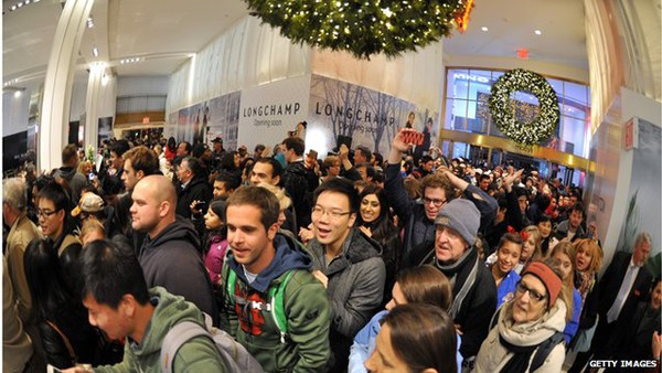 Trong ngày Black Friday, có không ít người Mỹ phải chờ từ 4h sáng để mong có thể “tậu” cho mình một món đồ giá rẻ.
