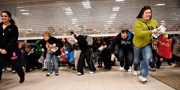 Theo một nghiên cứu mới từ các Hiệp hội người tiêu dùng điện tử , cứ ba người thì có một người Mỹ (37%) sẽ ra ngoài để mua sắm trong ngày Thứ Sáu đen tối. Nguồn ảnh: Getty Image. Video: Người dân hào hứng với ngày mua sắm Black Friday. Nguồn: VTC1.