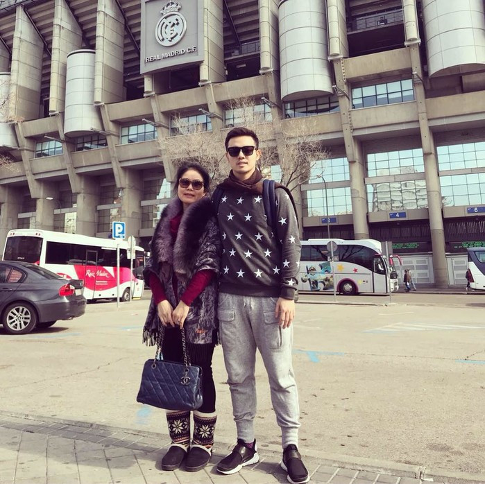 Trên trang cá nhân, Thanh Hiếu là người khá kín tiếng nhưng không vì thế mà độ hot của anh chàng giảm xuống.