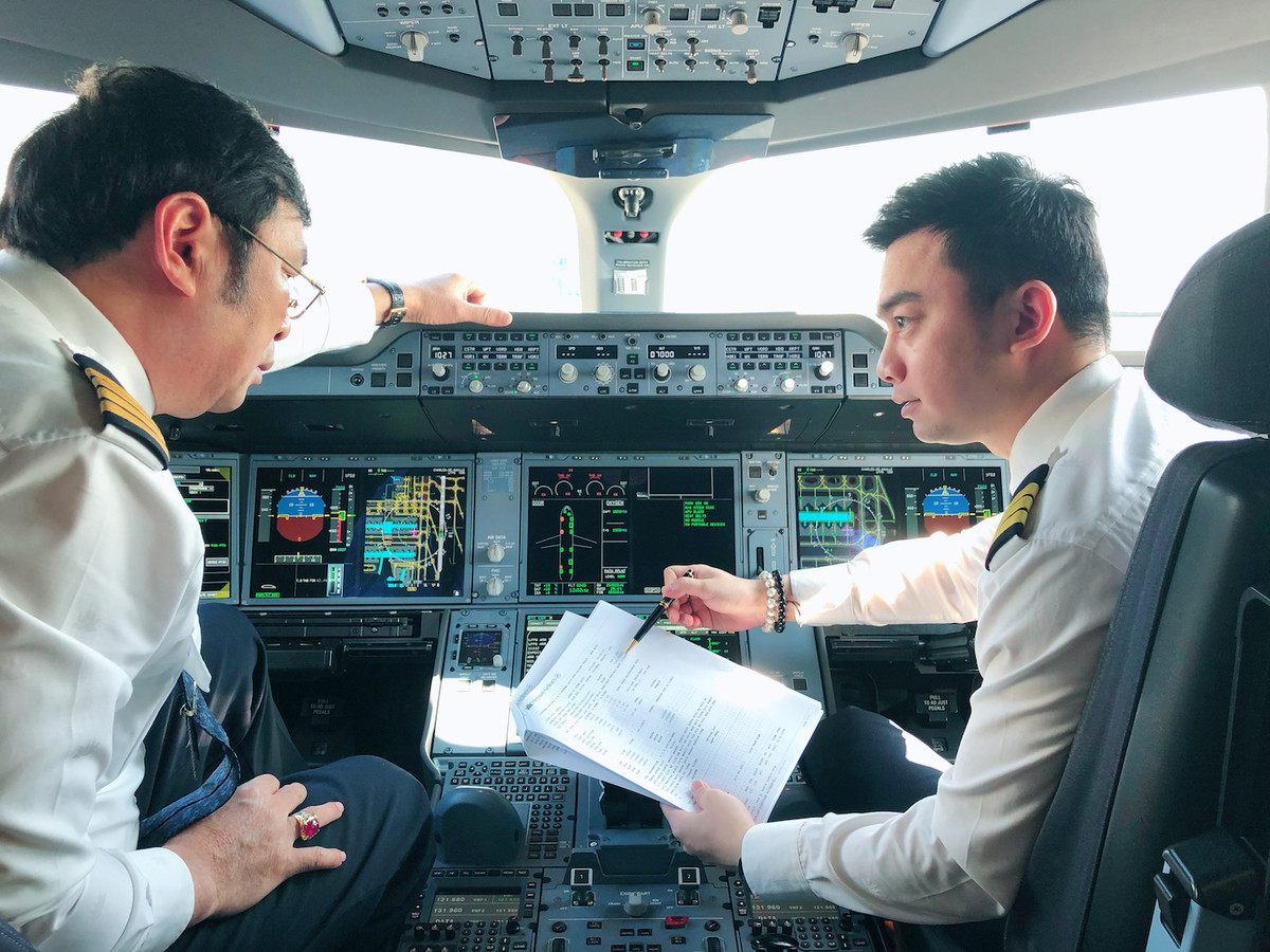 Chàng phi công Hà Duy thực sự “làm bạn” với bầu trời từ năm 24 tuổi, sau quá trình huấn luyện tại Pháp, Việt Nam và Trung Quốc.