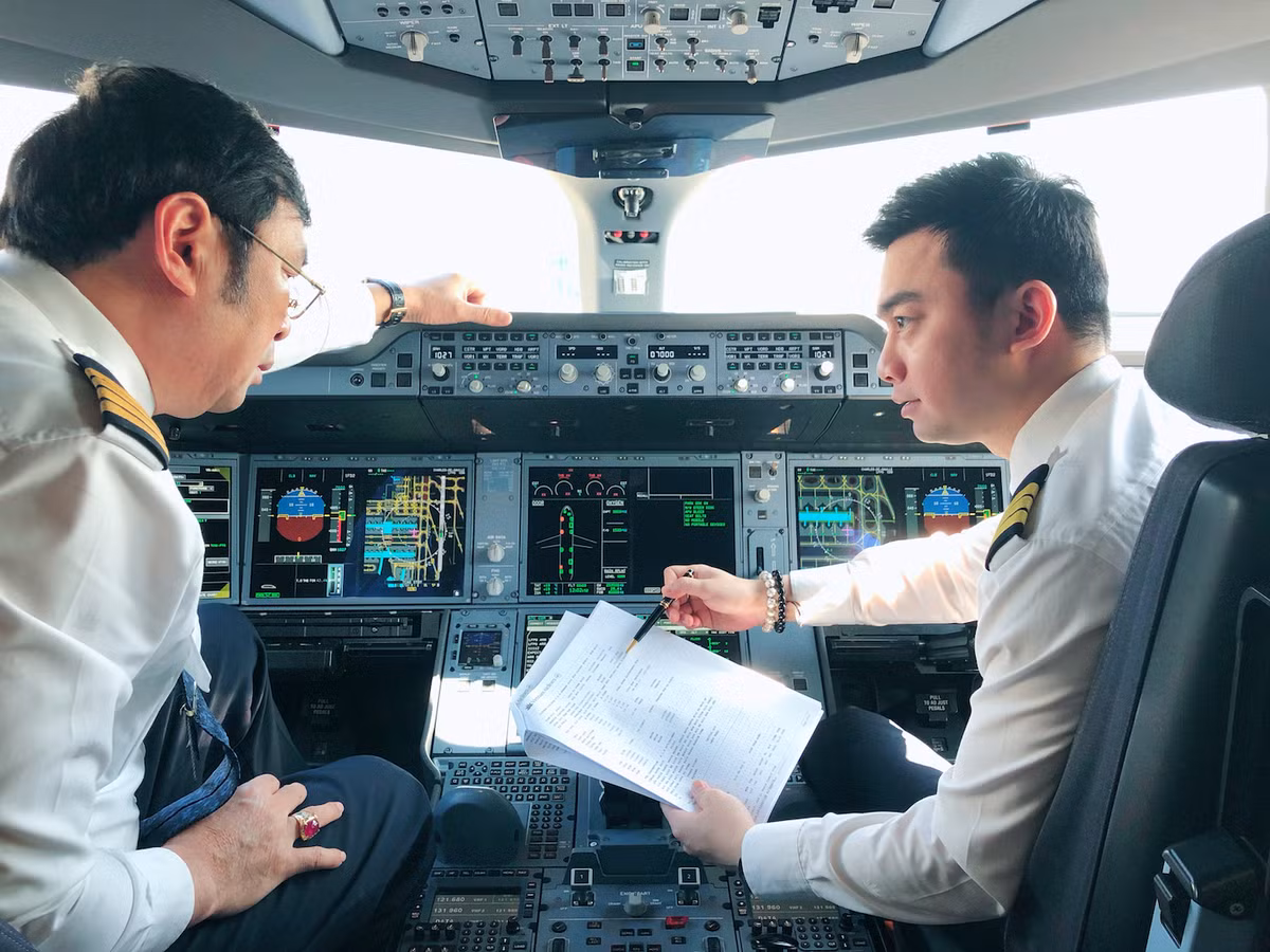 Chàng phi công Hà Duy thực sự “làm bạn” với bầu trời từ năm 24 tuổi, sau quá trình huấn luyện tại Pháp, Việt Nam và Trung Quốc.