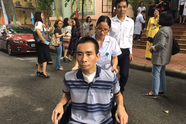 Nguoi dan ong song lai nho ghep phoi cua chang trai 20 tuoi