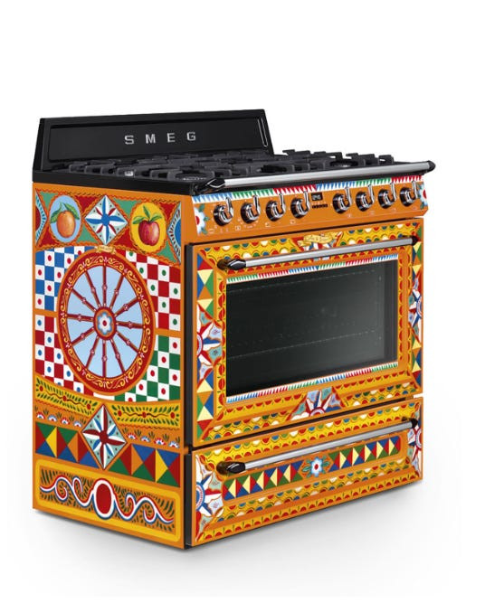 Dòng bếp làm từ thép không gỉ của Smeg và Dolce &amp; Gabbana có giá bán lẻ 10.000 USD (232 triệu đồng).