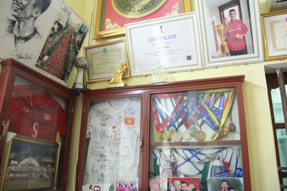 Trên tường treo nhiều bằng khen của Đoàn Văn Hậu. Ảnh: Thegioitre.