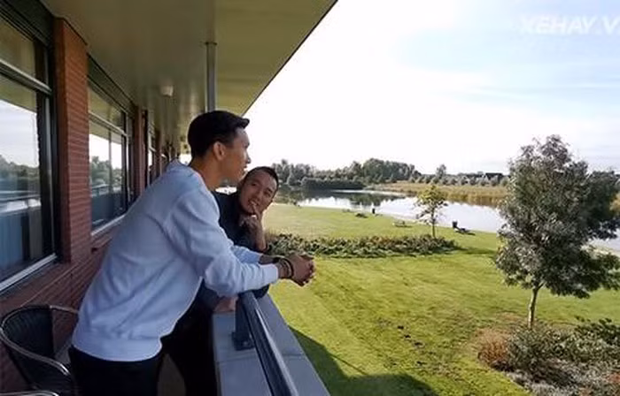 Từ ban công có thể nhìn thấy sân vườn và hồ nước với bầu không khí trong lành. Ảnh: Xehay.