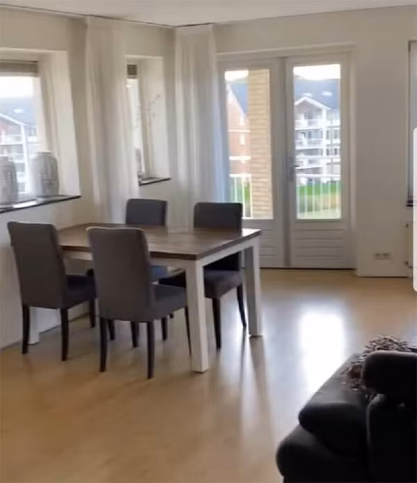 Căn hộ được trang bị đầy đủ nội thất, có 2 phòng ngủ cùng khu bếp tiện nghi. Ảnh: Ngoisao.