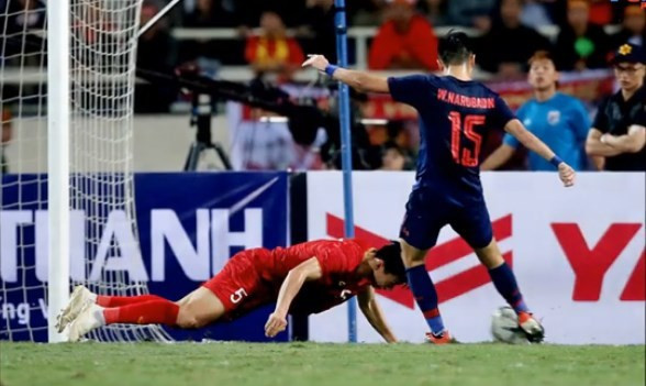 Sau trận hòa 0-0 giữa đội tuyển Việt Nam và Thái Lan tối 19/11 trên sân Mỹ Đình, đông đảo người hâm mộ dành nhiều cảm xúc để khen ngợi pha bóng quả cảm, lấy thân mình ngăn cản tình huống dứt điểm của tiền đạo Thái Lan (82') của Đoàn Văn Hậu. Ảnh: Vietnamnet.