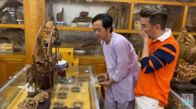 Các món đồ trầm hương khiến Đàm Vĩnh Hưng choáng ngợp, chỉ biết kêu "Trời ơi, không thể tưởng tượng nổi. Dã man quá. Trầm hương hả anh?".