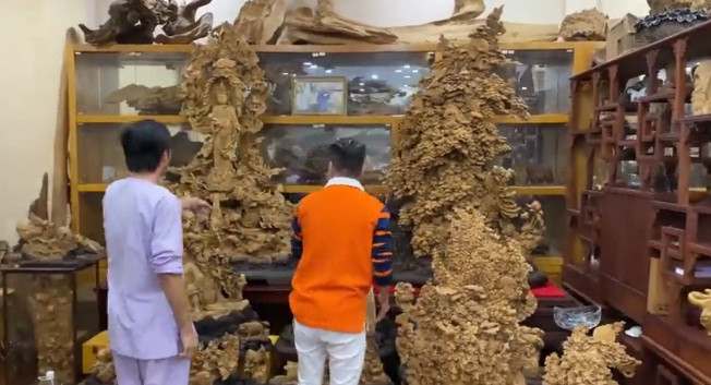 Trong số đó, có những chiếc vòng trầm hương bé tí nhưng lên đến vài tỷ đồng.