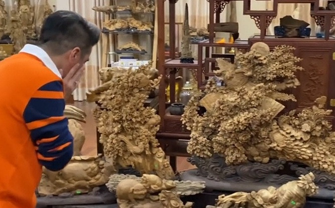 Căn phòng vài chục mét vuông này là nơi cất giữ hàng ngàn món đồ khác nhau được làm từ gỗ trầm hương loại hảo hạng nhất của nghệ sĩ Hoài Linh.