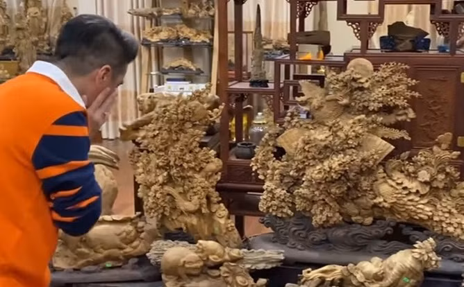 Căn phòng vài chục mét vuông này là nơi cất giữ hàng ngàn món đồ khác nhau được làm từ gỗ trầm hương loại hảo hạng nhất của nghệ sĩ Hoài Linh.