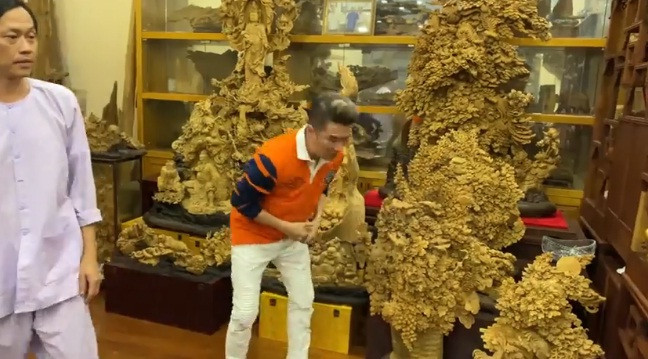  Nghệ sĩ hài Hoài Linh còn tiết lộ, ngoài trầm hương, căn phòng còn có cả Kỳ Nam nữa (loại gỗ trầm có giá lên tới vài tỷ đồng).