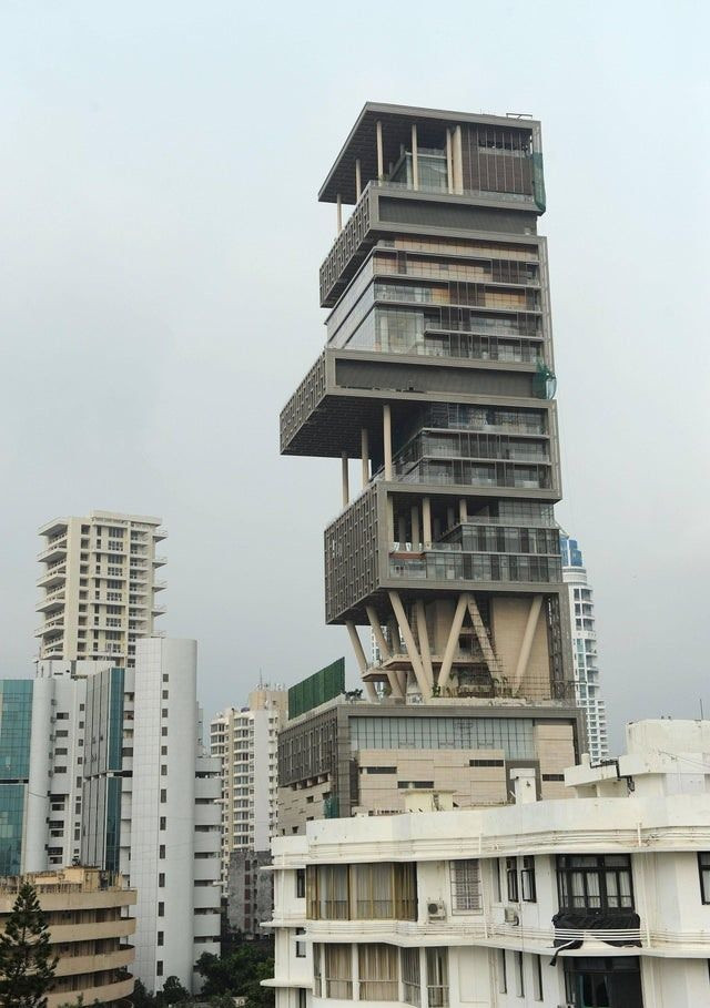 Căn nhà của tỷ phú Mukesh Ambani cao 27 tầng ở giữa thủ đô Mumbai (Ấn Độ).