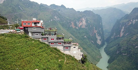 Chu dau tu cam “gai be tong” tren dinh Ma Pi Leng la ai?