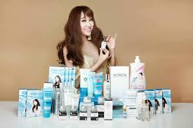 Bên cạnh ngành nghề kinh doanh chính là cắt tóc, làm đầu, gội đầu, công ty của Phi Thanh Vân đăng ký thêm 23 ngành, nghề kinh doanh, bao gồm sản xuất chương trình truyền hình (trừ phát sóng), quảng cáo, sản xuất mỹ phẩm hay vận tải hàng hóa. Ảnh: Voso.