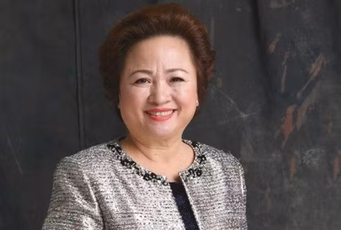 Bà Nga tốt nghiệp Đại học Kinh tế Kế hoạch (nay là Đại học Kinh tế Quốc dân). Bà đã học qua nhiều lớp kinh tế ở Pháp, Đức, Nhật Bản, Úc và là người Việt Nam đầu tiên được mời học ở George Town (Mỹ).