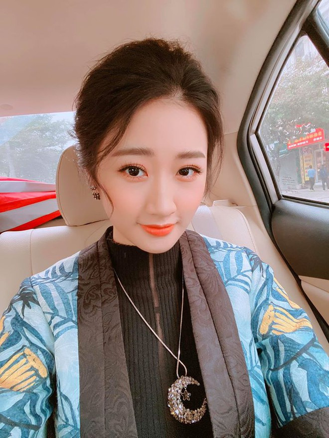 Hoa hậu Bản sắc Việt toàn cầu Thu Ngân sinh con trai đầu lòng khi 21 tuổi. Hiện, cô có cuộc sống hôn nhân hạnh phúc bên chồng doanh nhân. Người đẹp ít tham gia hoạt động giải trí, mà lui về kinh doanh, chăm sóc gia đình. 9X tâm sự vợ chồng cô có quan điểm chung trong việc nuôi dạy cô, nên không mâu thuẫn.