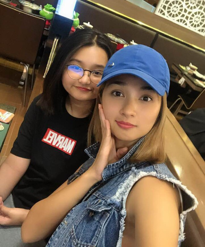 Diễn viên Kim Tuyến lập gia đình và làm mẹ từ tuổi đôi mươi. Con gái của cô ngày càng lớn phổng phao, xinh xắn. Sau một lần đổ vỡ hôn nhân, hiện cô vẫn chưa đi bước nữa. Trong bài phỏng vấn với Zing.vn vào giữa năm 2019, Kim Tuyến chia sẻ cô và bạn trai lâu năm chia tay sau khi cô đảm nhận vai chính trong phim Mộng phù hoa.