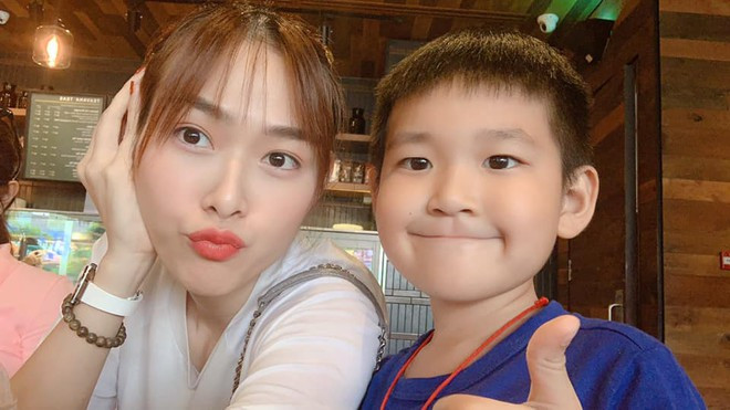 Diệp Bảo Ngọc cũng được biết đến là một hot girl, mẫu ảnh nổi tiếng tại TP.HCM, cùng thời Midu, Tâm Tít. Cô từng tham gia một số cuộc thi như Miss Teen 2010, Hoa hậu Phụ nữ Thời đại 2011. Cô sở hữu gương mặt khả ái, vẻ đẹp nhẹ nhàng. Năm 19 tuổi, Bảo Ngọc lên xe hoa với diễn viên Thành Đạt và có một con chung. Cặp uyên ương không tìm được tiếng nói chung, nên chia tay vào năm 2015.