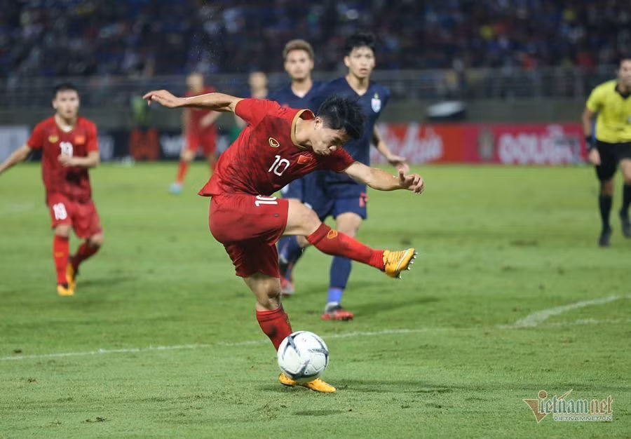 Nam 2019, tuyen Viet Nam tung doi dau Thai Lan tren san bong 