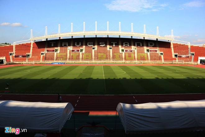 Sân Thammasat khánh thành năm 1998 để phục vụ cho Asian Games. Ngoài bóng đá, sân vận động còn trở thành mái nhà để các vận động viên điền kinh, sinh viên trường Đại học Thammasat tập luyện. Ảnh: Zing.