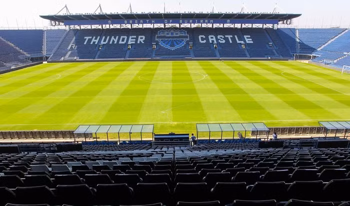 Sân được thiết kế tràn ngập đèn chiếu sáng, phù hợp với các trận đấu diễn ra vào buổi tối. Ảnh: Football Tripper.