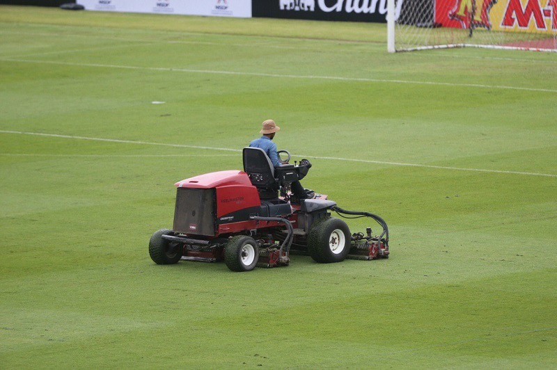 Mặt cỏ trên sân Thammasat rất đẹp và mượt, không thua những sân vận động quốc tế. Ảnh: Plo.