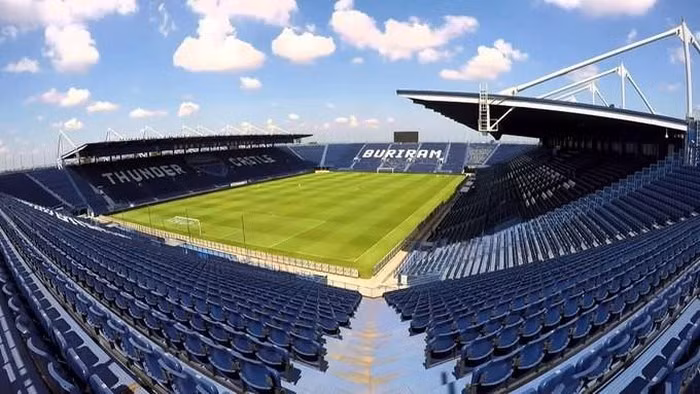 Ghế trên khán đài được thiết kế đồng bộ, xếp thành chữ Buriram và Thunder Castle. Ảnh: Youtube.