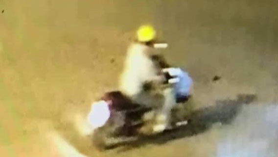 Hình ảnh nghi phạm điều khiển chiếc xe máy của nạn nhân trên đường chạy trốn.