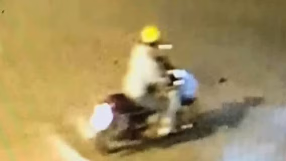 Hình ảnh nghi phạm điều khiển chiếc xe máy của nạn nhân trên đường chạy trốn.