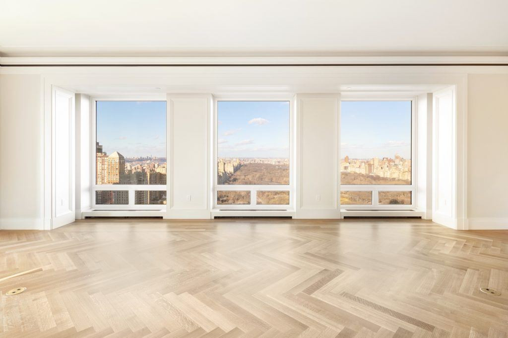 Nội thất trong nhà được thiết kế dựa trên các chi tiết cổ điển với sàn xương cá.