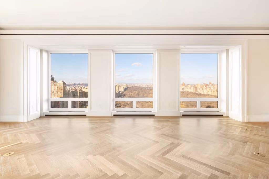 Nội thất trong nhà được thiết kế dựa trên các chi tiết cổ điển với sàn xương cá.