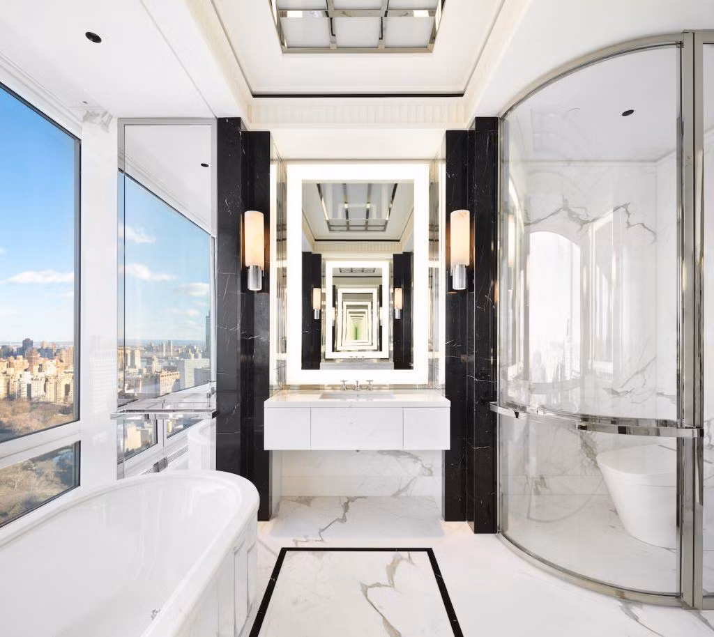 Phòng tắm trang bị nội thất sang trọng với cửa ra vào bằng crom và kính, sàn đá cẩm thạch.