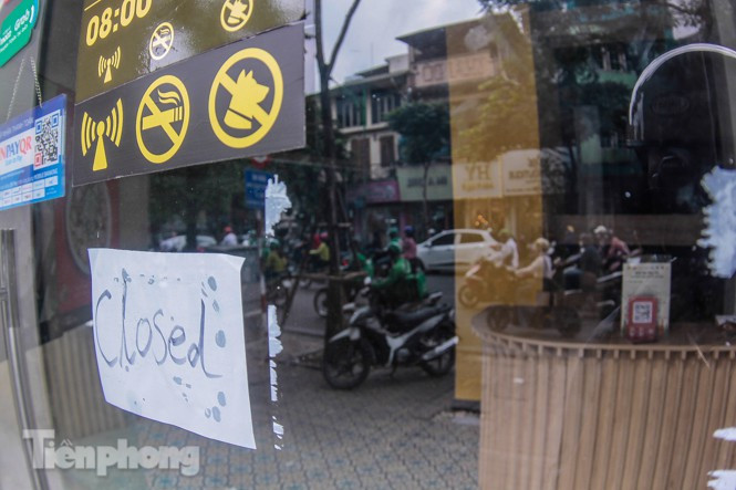 Tờ giấy thông báo được dán ngoài cửa của nhà hàng Món Huế. 