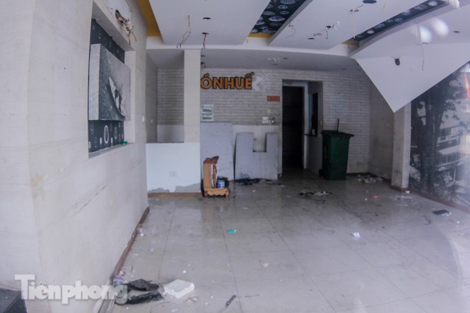 Bên trong cửa hàng nhếch nhách, đồ đạc đã được chuyển đi.