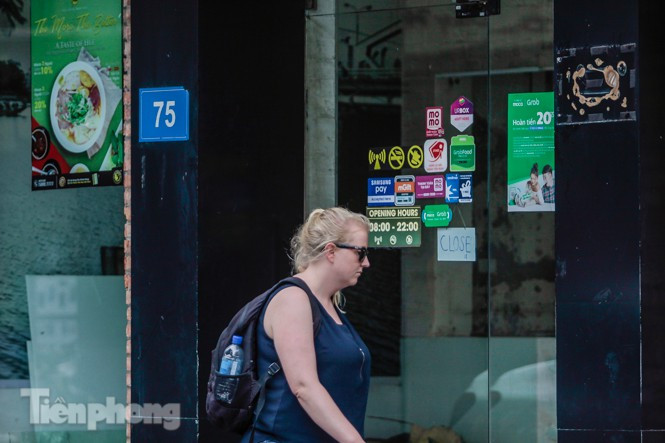 "Cửa hàng ở đây đã đóng cửa được gần 2 tuần, đồ đạc được dọn đi và nhà đã được trả lại", một người dân sống tại khu vực trên chia sẻ.