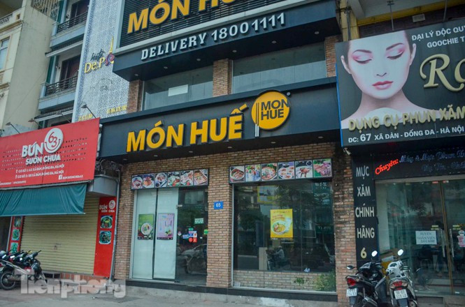 Cửa hàng Món Huế tại đường Xã Đàn cũng "cửa đóng then cài". Tại TP.HCM, nhiều cửa hàng thuộc chuỗi này cũng đã đóng cửa, hàng chục nhà cung cấp căng băng-rôn, nộp đơn tố Công ty Huy Việt Nam Công ty Nhà hàng Món Huế (Món Huế) “lạm dụng tín nhiệm chiếm đoạt tài sản” trong ngày hôm nay trong khi chủ hệ thống này bỗng dưng “mất tích”.