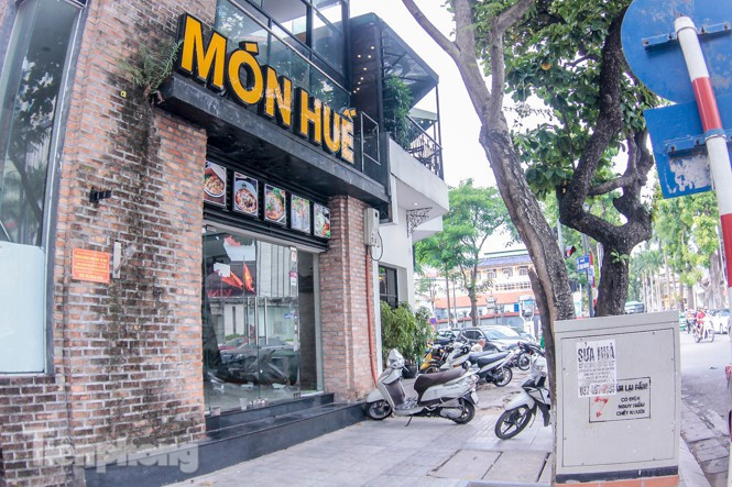 Tại vị trí đắc địa trên phố Bà Triệu, người dân xung quanh cho biết, cửa hàng đã dừng hoạt động hơn 1 tuần qua.