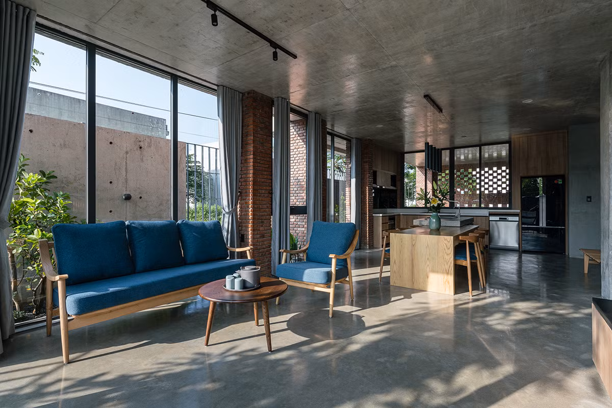 Phòng khách đơn giản nhưng thoáng rộng.