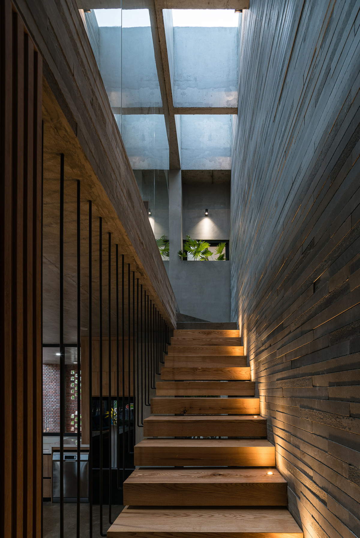 Cầu thang ngập ánh nắng cùng khoảng giếng trời.